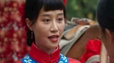 吃相难看。蓝盈莹高调“开香槟”后全网嘲，赵丽颖、杨幂也被牵连